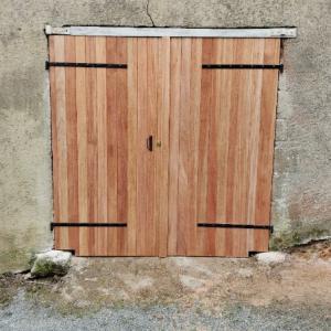 Fabrication et pose d'un portail double portes en bois ASSUREMENT BOIS