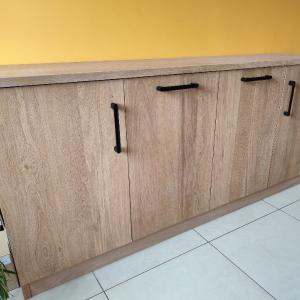 fabrication sur mesure d'un buffet en chêne ASSUREMENT BOIS