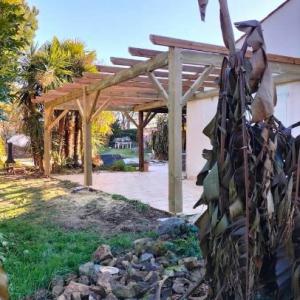 Fabrication sur mesure et pose d’une pergolas en bois.