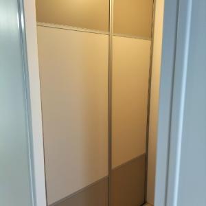 Réalisation et pose d'un aménagement intérieur et d'une porte de placard coulissante. 