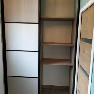 Pose de portes d'un placard et aménagement intérieur.