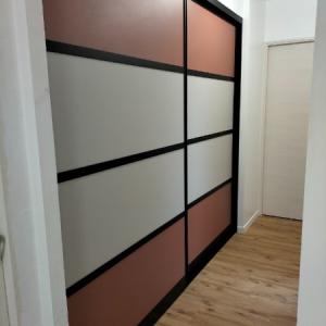 Installation de porte de placard sur mesure ASSUREMENT BOIS 