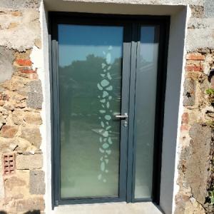 Pose installation d'une porte d'entrée vitrée ASSUREMENT BOIS