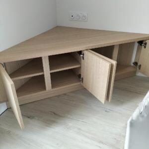 Réalisation d'un meuble télévision sur mesure ASSUREMENT BOIS 
