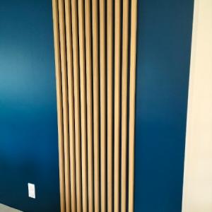 Réalisation de tasseaux de bois pour un effet panneau mural. 