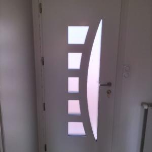 Pose d'une porte d'entrée maison, ASSUREMENT BOIS. 