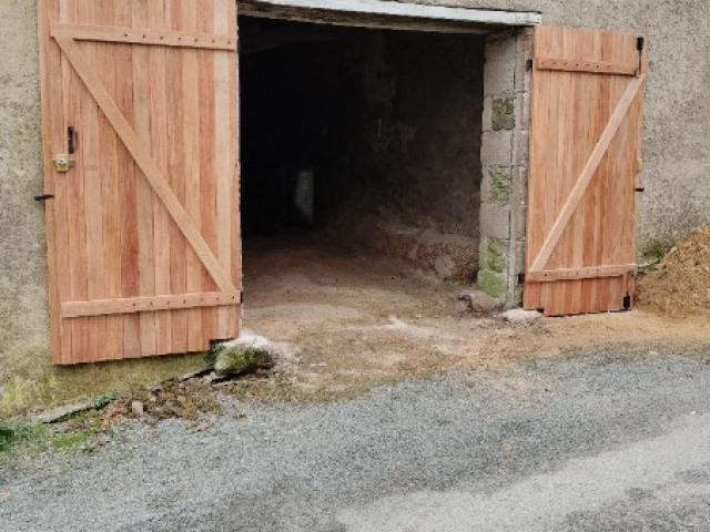 Fabrication et pose d'un portail double portes en bois ASSUREMENT BOIS