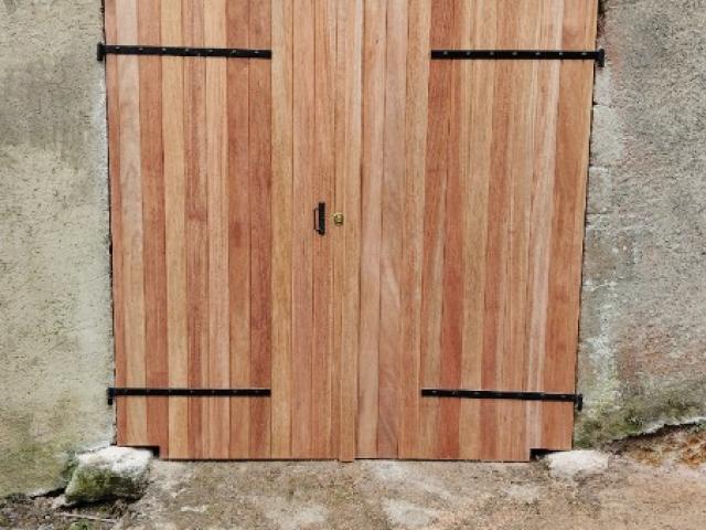 Fabrication et pose d'un portail double portes en bois ASSUREMENT BOIS