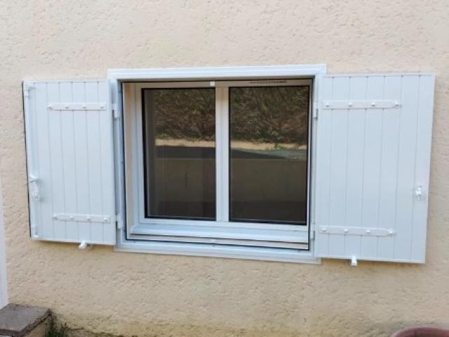 Fenêtres et volets bâtant en aluminium de couleur blanc.  