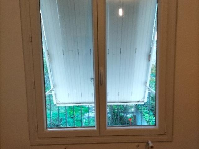 Pose d'une fenêtre sur la commune de Belleville-sur-vie. 