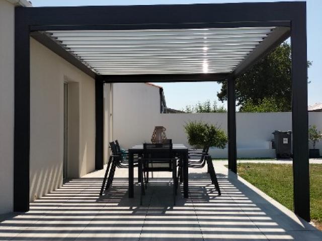 Installation d'une pergolas en aluminium sur la commune de CHALLANS