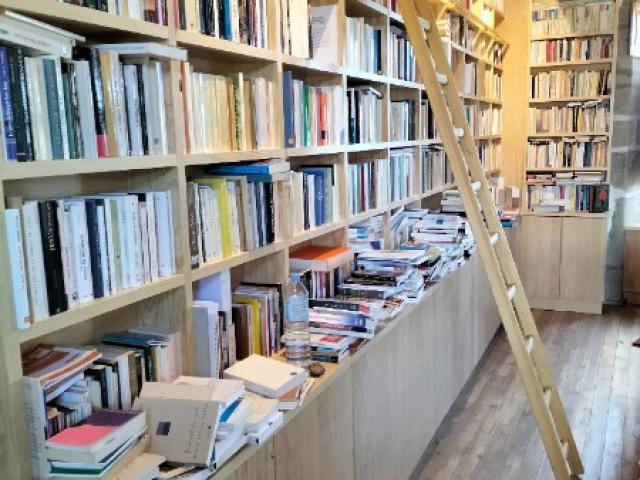 Fabrication et pose d'une bibliothèque sur mesure