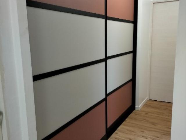 Installation de porte de placard sur mesure ASSUREMENT BOIS 