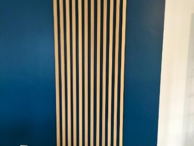 Réalisation de tasseaux de bois pour un effet panneau mural. 