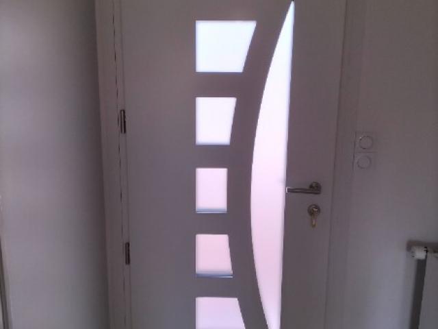 Pose d'une porte d'entrée maison, ASSUREMENT BOIS. 