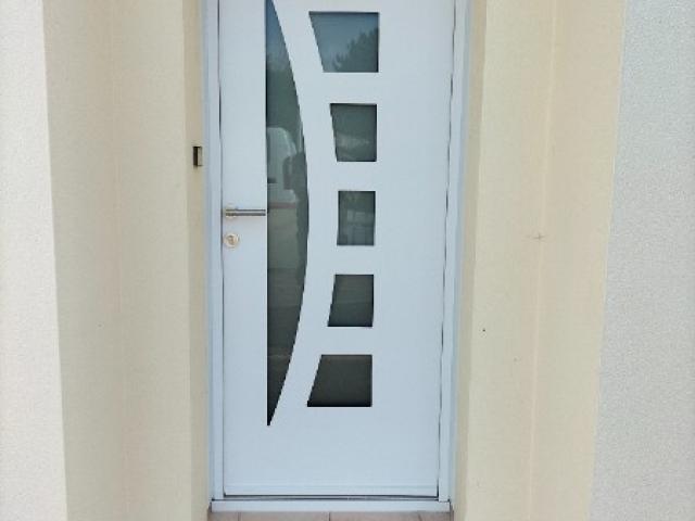 Pose d'une porte d'entrée maison, ASSUREMENT BOIS. 