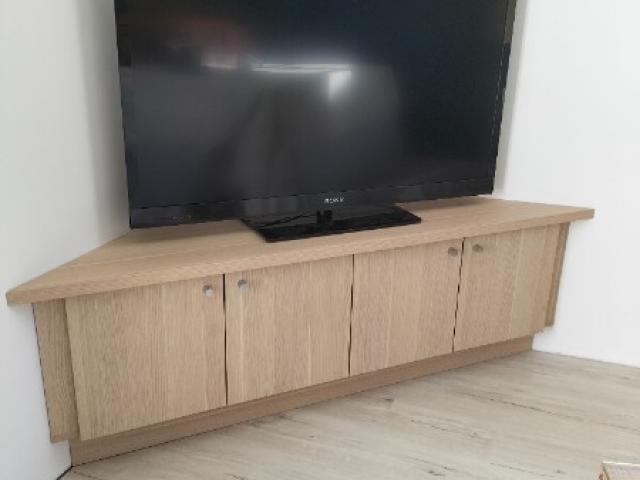 Réalisation d'un meuble télévision sur mesure ASSUREMENT BOIS 